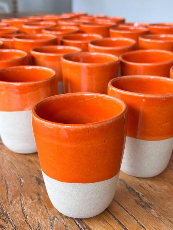 Copos laranja e brancos da Bertoni Design