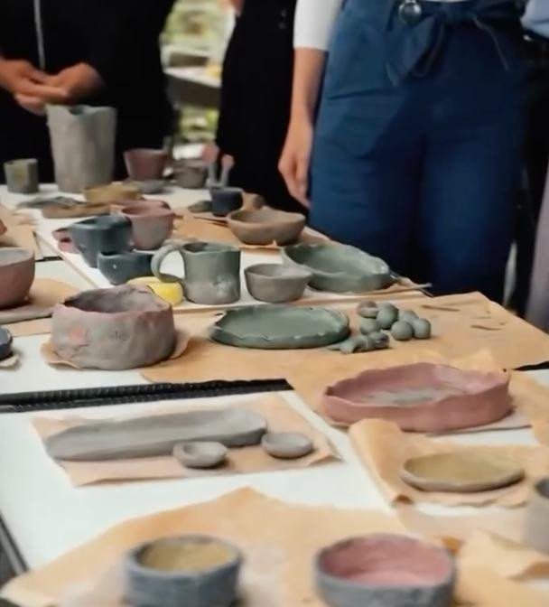Mesa de workshop com peças de argila em andamento